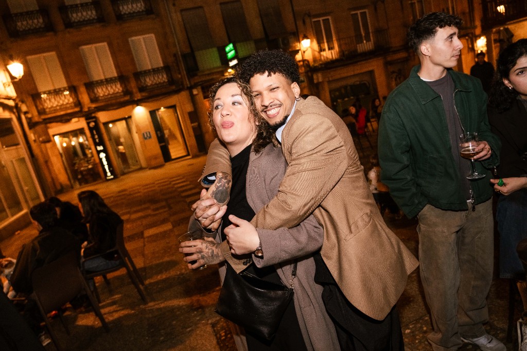 Ambiente nocturno en la plaza con clientes