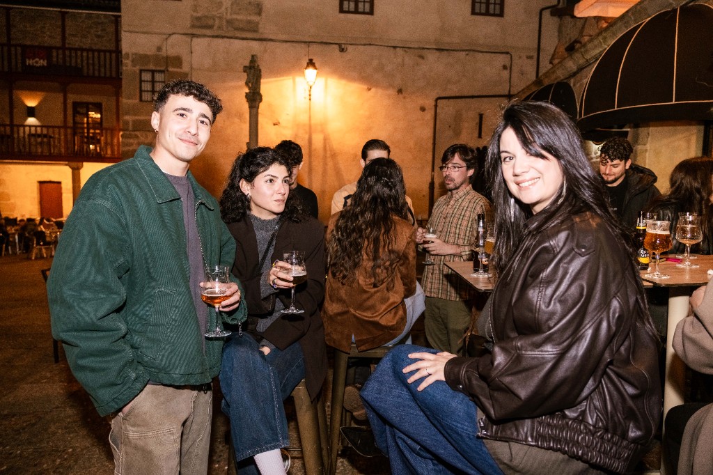 Terraza nocturna con clientes en la plaza