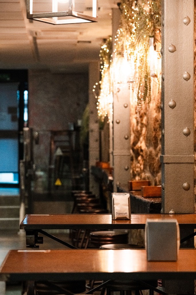 Interior del local con mesas y luz cálida